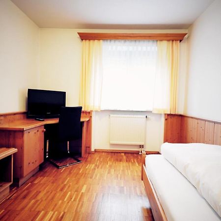 Gruener Baum Garni Hotel Krumbach Exterior photo