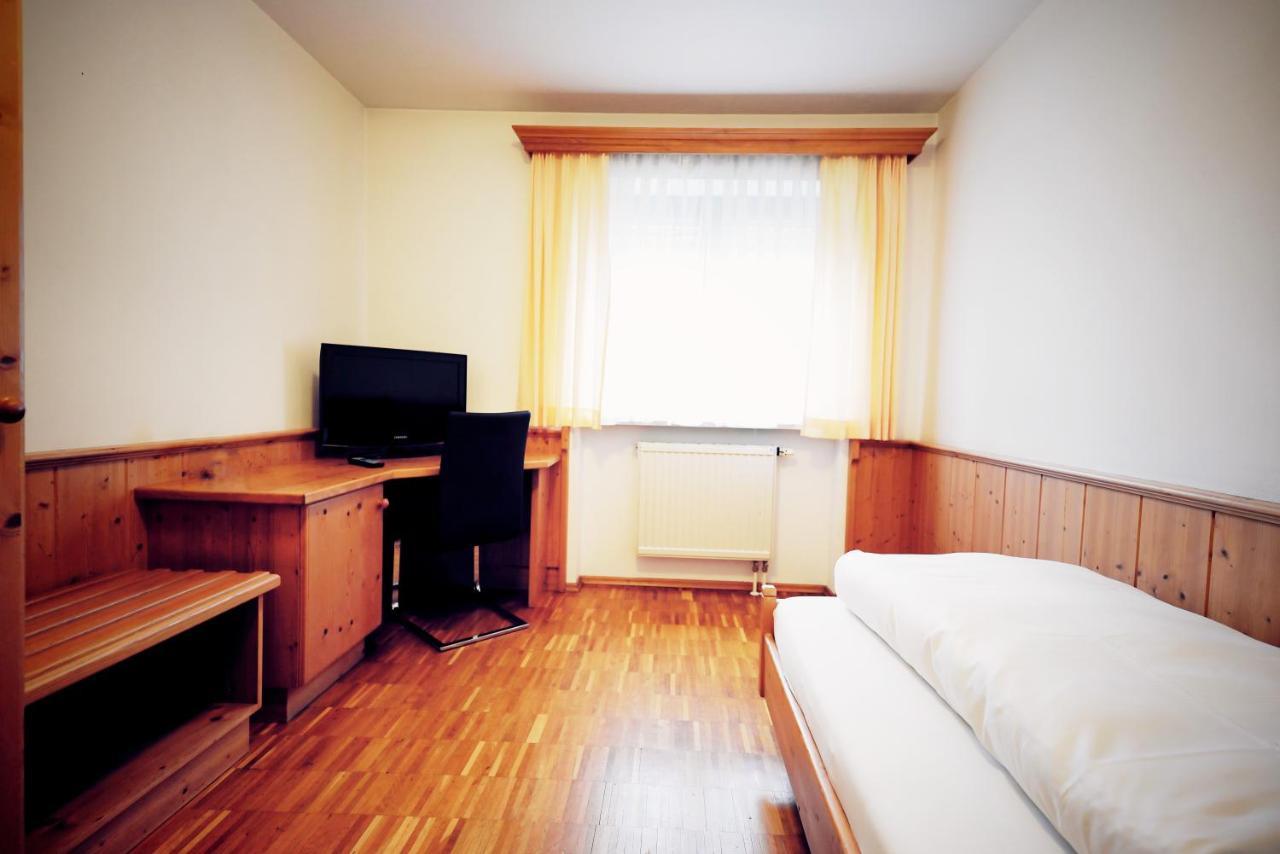 Gruener Baum Garni Hotel Krumbach Exterior photo