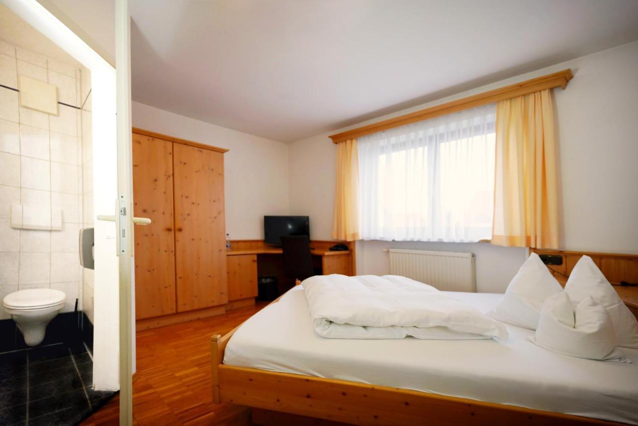 Gruener Baum Garni Hotel Krumbach Exterior photo