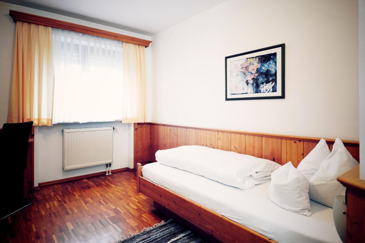 Gruener Baum Garni Hotel Krumbach Exterior photo