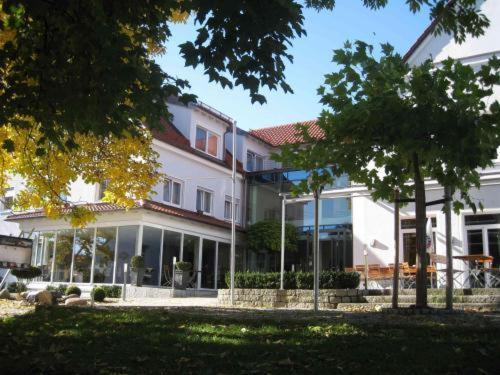 Gruener Baum Garni Hotel Krumbach Logo photo
